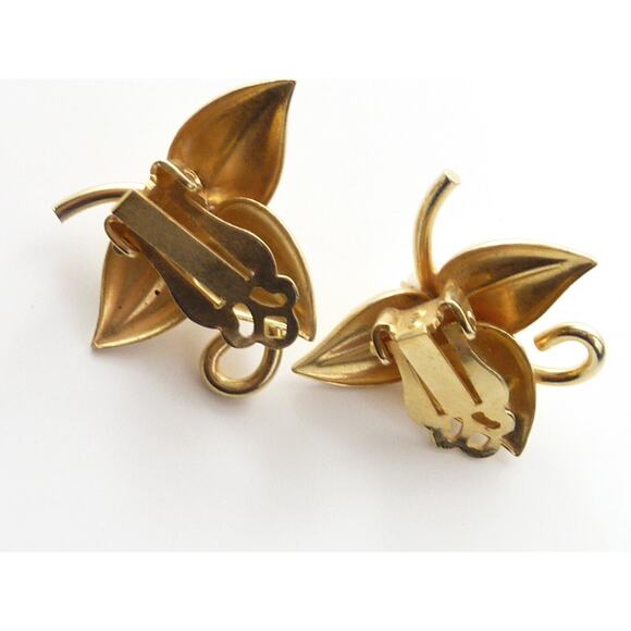 Vintage Gold Tone Leaf Clip In Earrings With Single Faux Pearls 1” - Picture 3 of 3